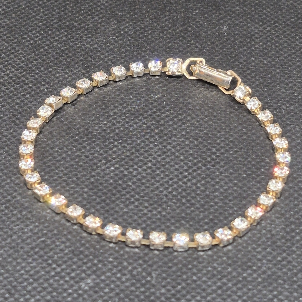 VINTAGE Clear Rhinestones in Gold Tone Setting Tennis Bracelet - Picture 2 of 14